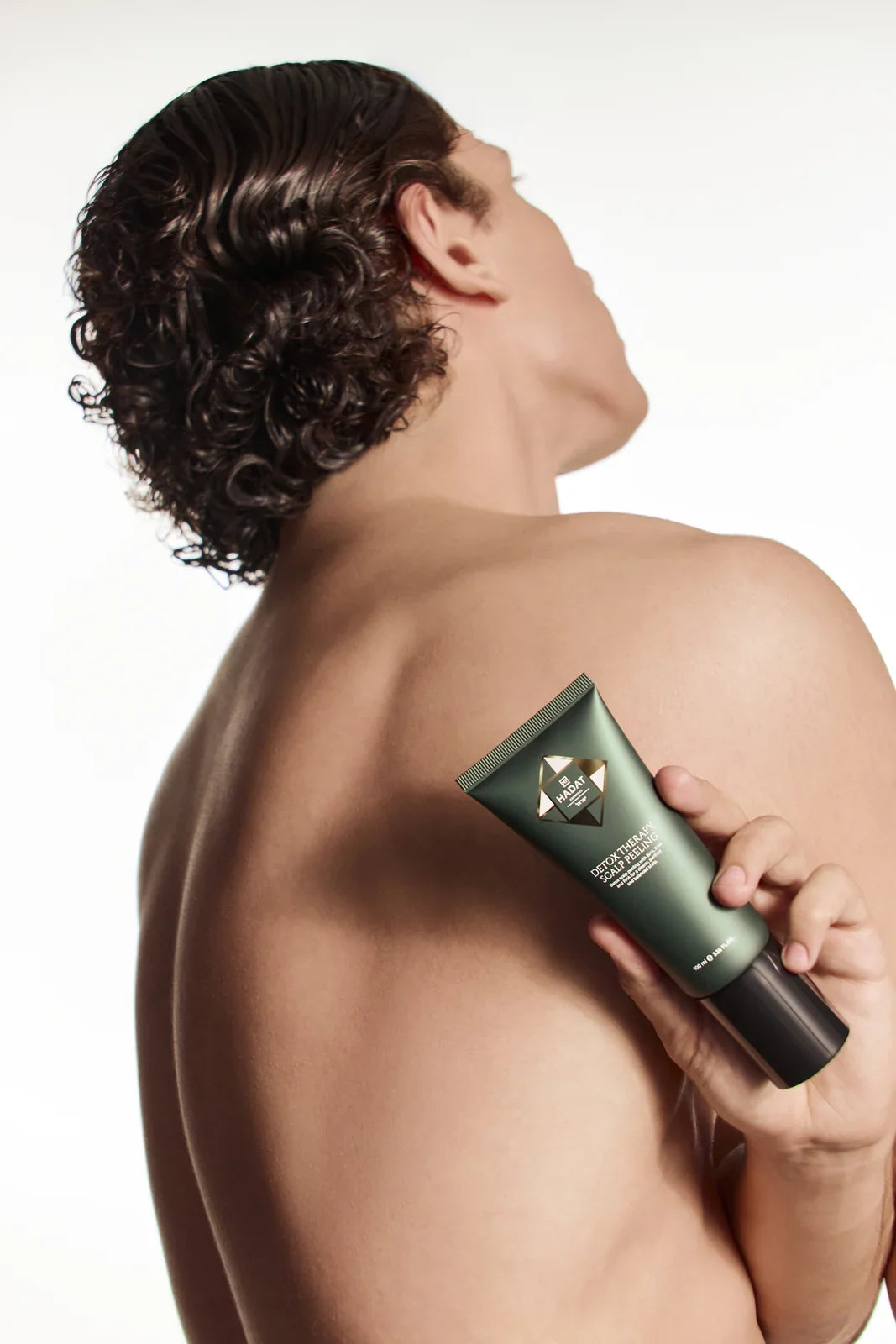 Model holding Detox Therapy Scalp Peeling 100 ml