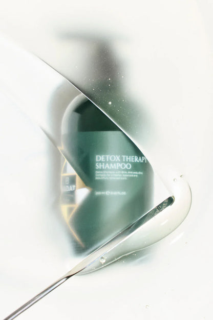 Detox Therapy Shampoo 250 ml behind a translucent water veil
